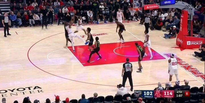 用一记金鸡独立追平诺维茨基！杜兰特升至历史第六！