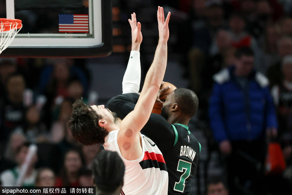 开云网站-德里克·怀特单场7盖帽创NBA历史，凯尔特人胜爵士