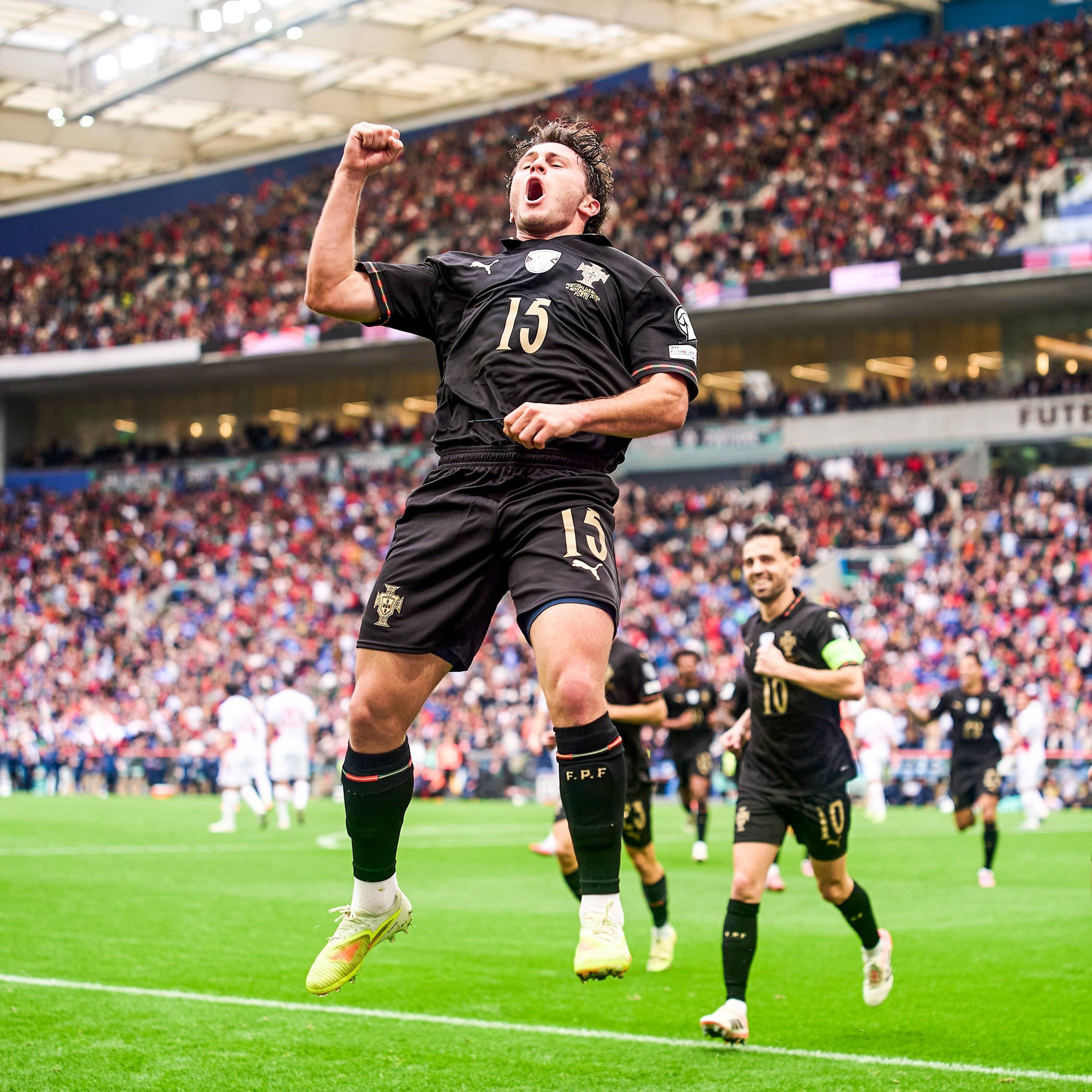 C罗真成葡萄牙“毒瘤”了？红牌缺阵后，球队9-1狂胜挺进世界杯！